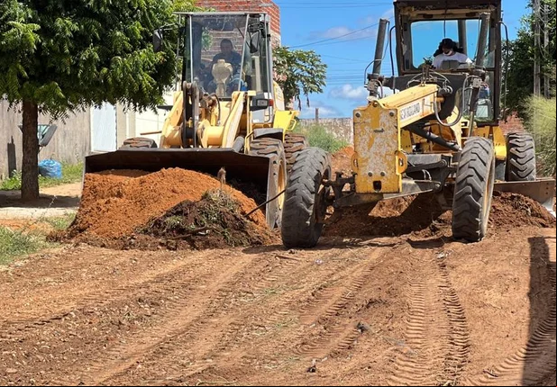 Prefeitura de Curimatá limpa ruas do município