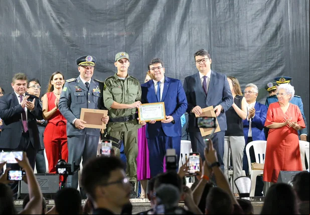 Governador participou da formatura dos 1.105 novos soldados da PM-PI