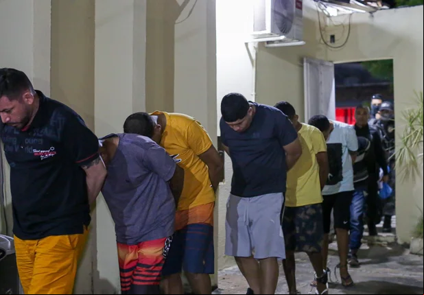 Chegada de membros do Comando Vermelho na sede do DRACO