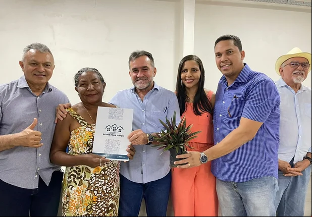 Prefeito Zé Raimundo entrega certidões de Regularização Fundiária