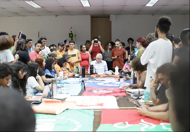 Alunos se reúnem com Gildásio Guedes após ocuparem reitoria da UFPI