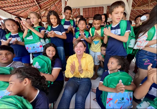Prefeita Ivanária Sampaio entrega kits escolares em escola