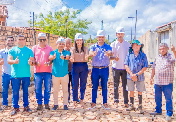 Prefeito Pedro Gomes visita obras de calçamento na Rua França Holanda