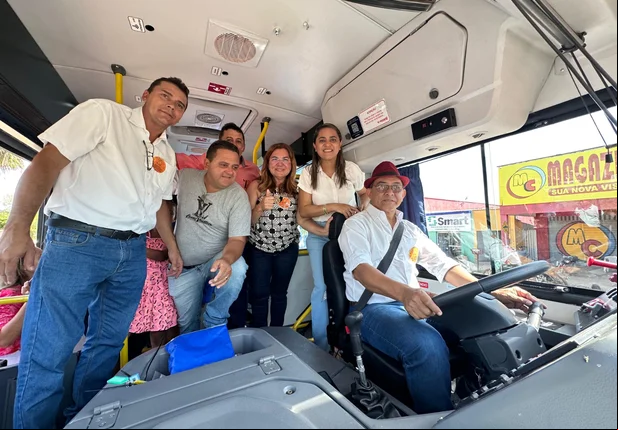 Prefeito Abdoral Melo entrega ônibus escolar e ambulância do SAMU