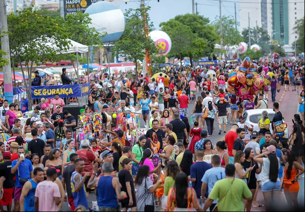 Corso de Teresina 2024 reúne milhares de foliões na Avenida Raul Lopes